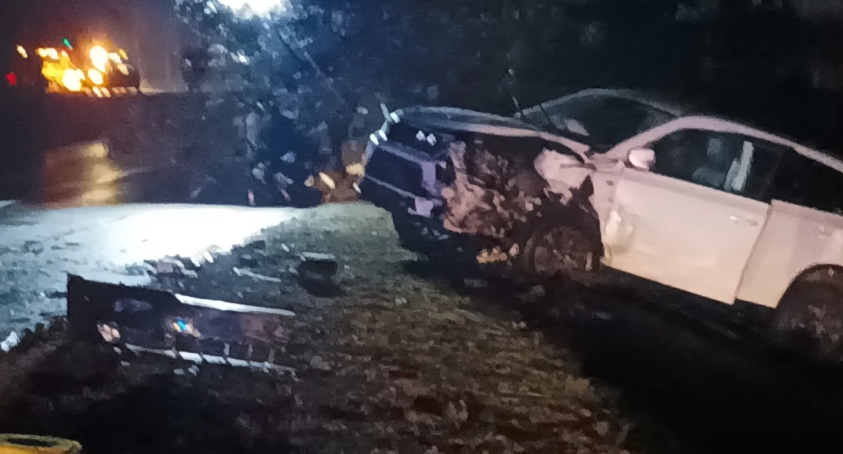 Na zdjęciu samochód po wypadku w Ważnych Młynach, gm. Nowa Brzeźnica/fot.: Krzysztof Bularz
