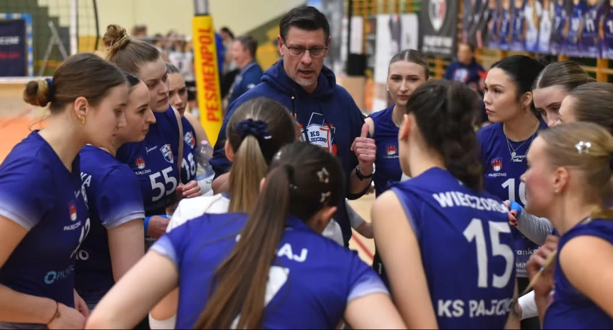 Na zdjęciu siatkarki Klubu Sportowego Pajęczno wraz z trenerem Andrzejem Stelmachem/fot. Klub Sportowy Pajęczno 