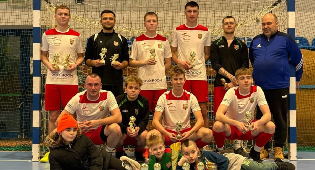 Na zdjęciu piłkarze Orionu Olewin razem z młodymi kibicami oraz prezesem Zrzeszenia LZS w Wieluniu - Tomaszem Silnikiem/fot. LKS Orion Olewin (wszystkie)