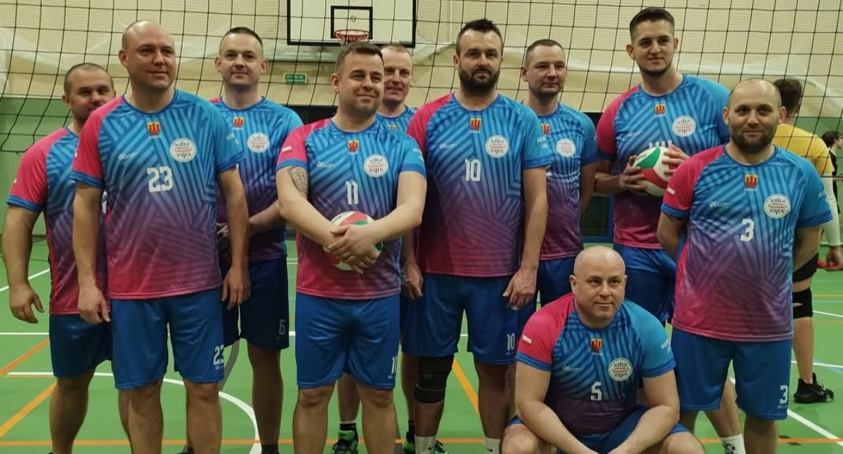 Na zdjęciu policjanci Komendy Powiatowej Policji w Pajęcznie, którzy wzięli udział w I Turnieju Piłki Siatkowej o Puchar Wójta Gminy w Kiełczygłowie/fot.KPP Pajęczno 