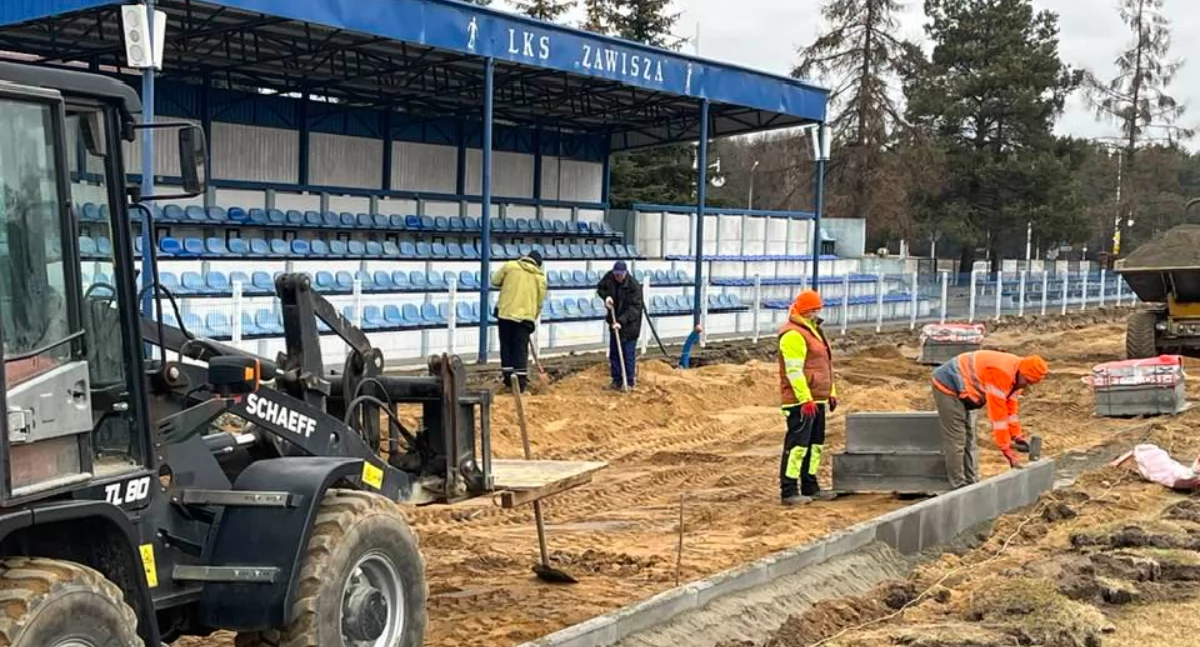 Zdjęcie z wykonywania praz związanych z modernizacją Stadionu Miejskiego w Pajęcznie/ fot.: UM w Pajęcznie