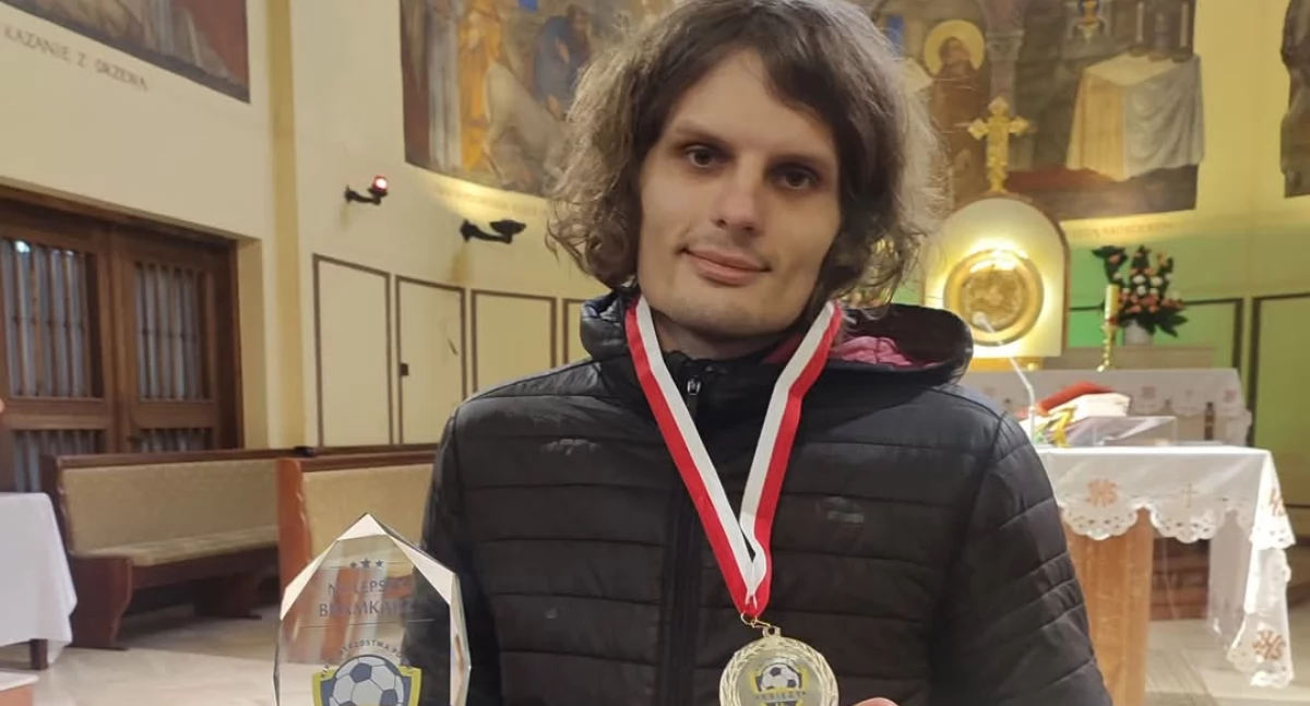 Na zdjęciu ksiądz Dominik Kozłowski z trofeami zdobytymi podczas XIX Mistrzostw Polski Księży w Halowej Piłce Nożnej/fot. Parafia Kiełczygłów 