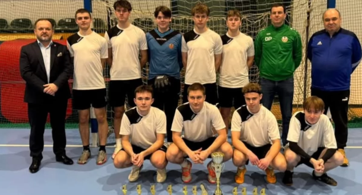 Na zdjęciu mistrzowie powiatu wieluńskiego w halowej piłce nożnej w kategorii Junior A1 - GLKS Warta Osjaków, w obecności starosty powiatu wieluńskiego Macieja Brysia oraz Tomasza Smolnika, prezesa Zrzeszenia LZS w Wieluniu/fot. Warta Osjaków, LZS Staw, Orion Olewin, Victoria Skomlin 