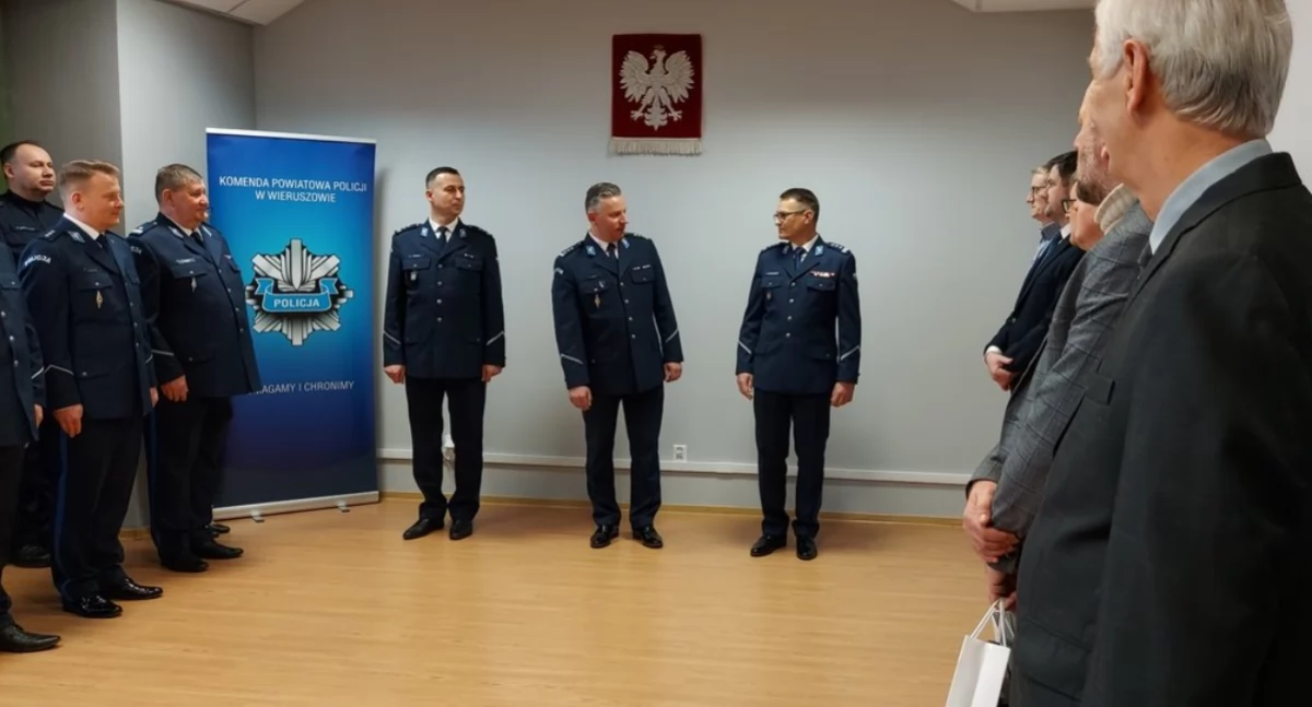 Na zdjęciu nowy szef wieruszowskiej policji - mł. insp. Benedykt Andrzejak (na środku z lewej), który zastąpił insp. Grzegorza Dzierzkowskiego (na środku z prawej) / Fot. KPP Wieruszów