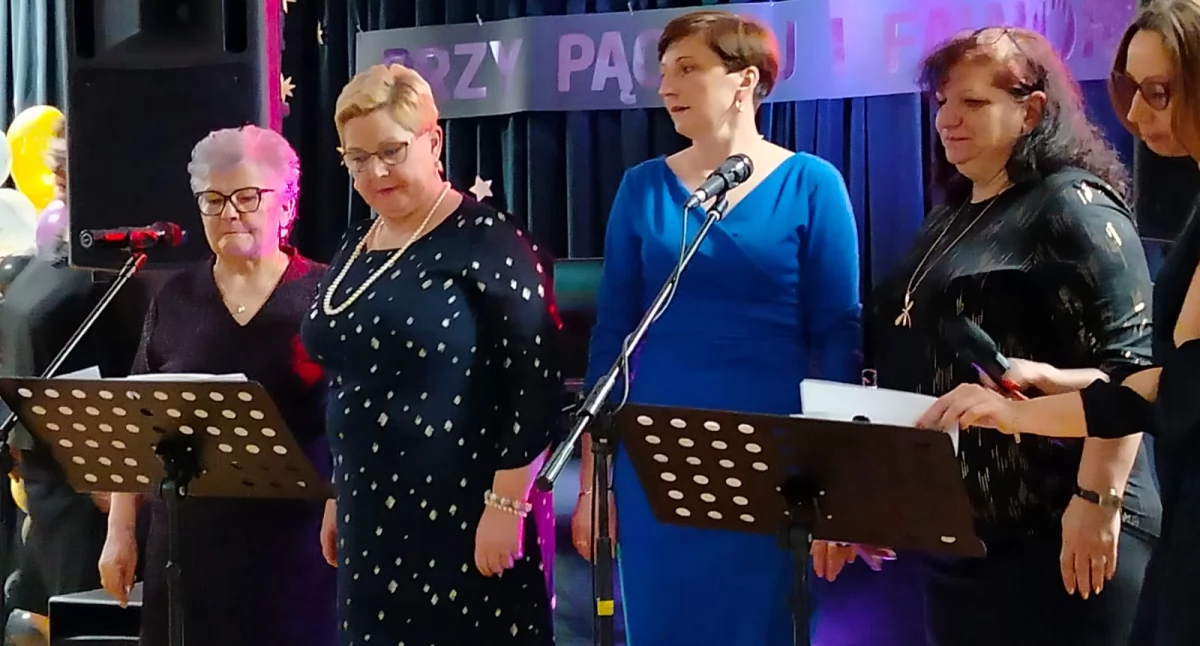 Na zdjęciu Głosy Rannej Rosy umilają śpiewem biesiadowanie w Czarnożyłach/fot.: Joanna Major