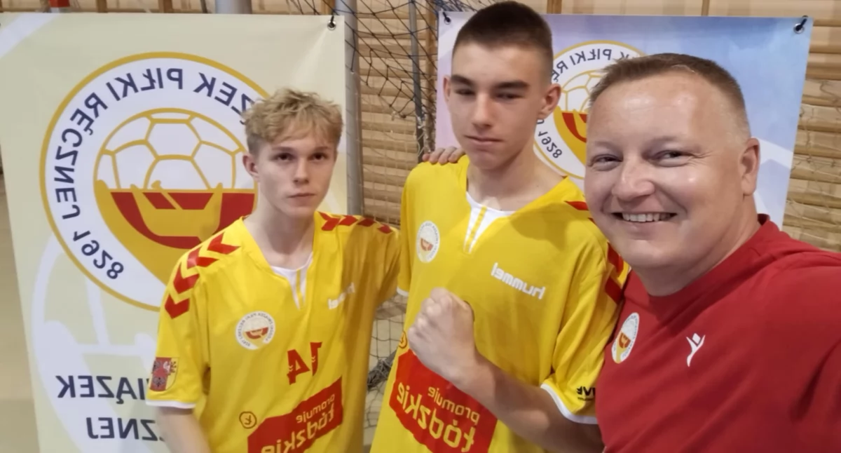 Na zdjęciu reprezentanci MKS-u Wieluń w barwach reprezentacji województwa łódzkiego, Mateusz Pietrzak oraz Aleksy Mroczek wraz z trenerem reprezentacji Wojciechem Psują/fot. Wojciech Psuja 
