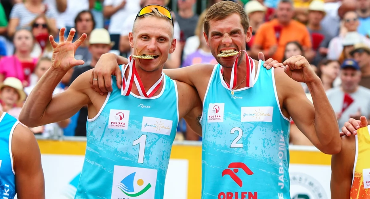 Na zdjęciu siatkarski duet plażowy - Jędrzej Brożyniak (od lewej) oraz Piotr Janiak/fot. archiwum prywatne Jędrzej Brożyniak 