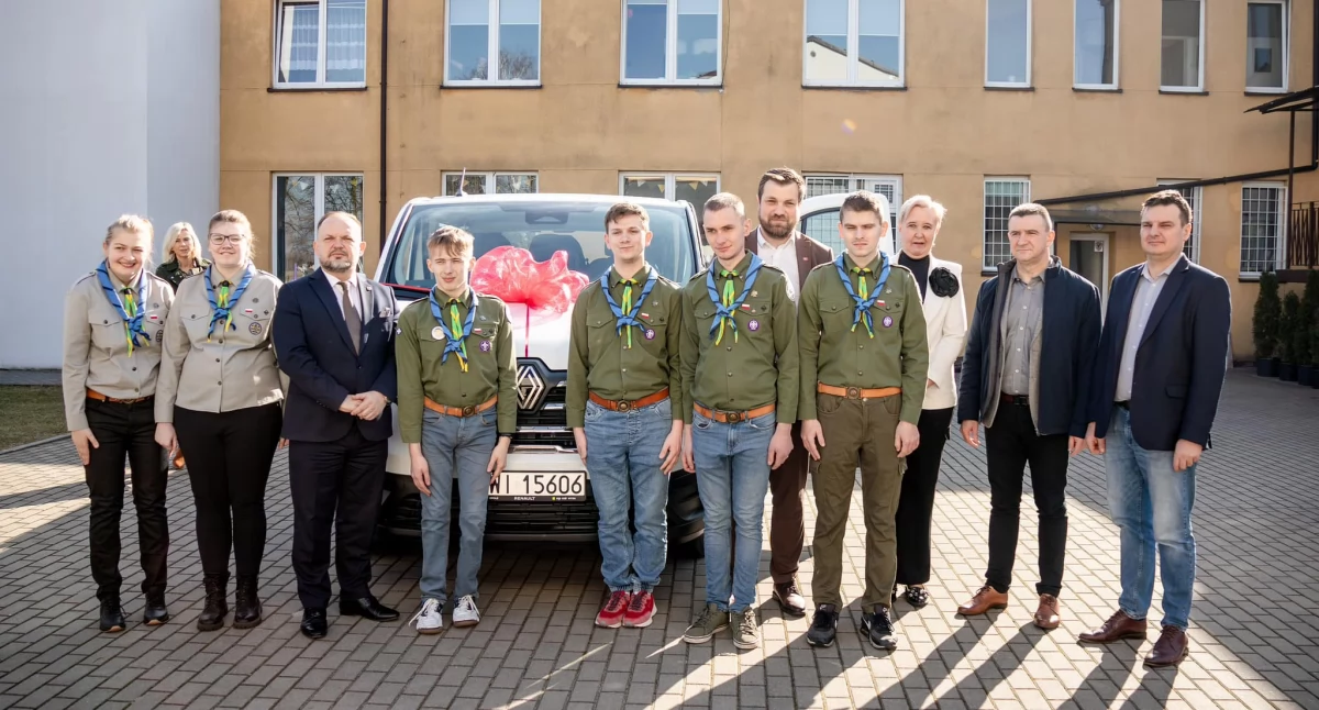 Zdjęcie podczas przekazania nowego busa dla Specjalnego Ośrodka Szkolno-Wychowawczego w Gromadzicach/ fot.: Starostwo Powiatu w Wieluniu