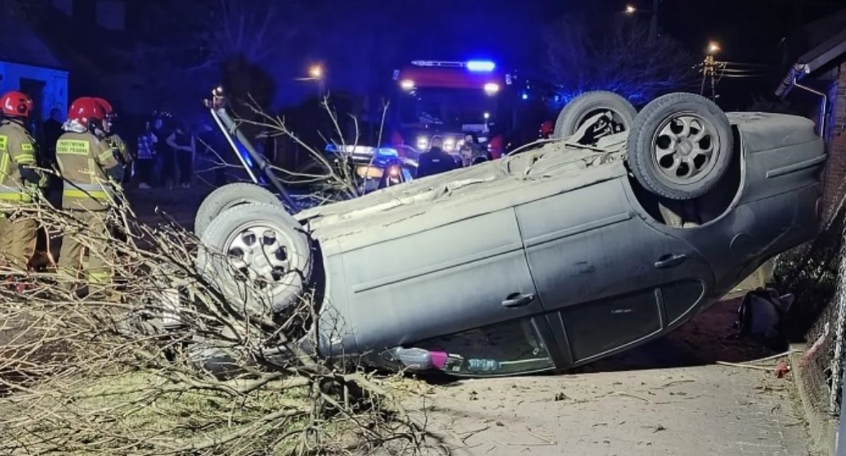 Zdjęcie z dachowania auta na ul. Łąkowej w Zduńskiej Woli / fot. KPPSP w Zduńskiej Woli