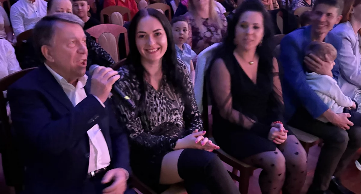 Na zdjęciu cała sala w Rząśni śpiewa z Wojciechem Gąssowskim/fot.: Gmina Rząśnia