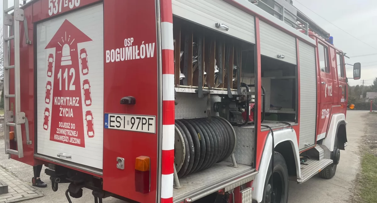 Na zdjęciu splądrowany wóz strażacki OSP Bogumiłów/fot.: Grupa Alarmowo