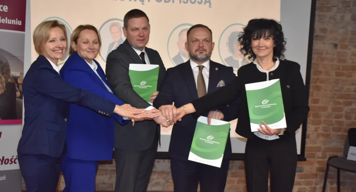 Zdjęcie z podpisania umowy patronackiej II Liceum Ogólnokształcącego im. Janusza Korczaka w Wieluniu z Rejonowym Bankiem Spółdzielczym w Lututowie/ fot.: Iwona Augustyniak