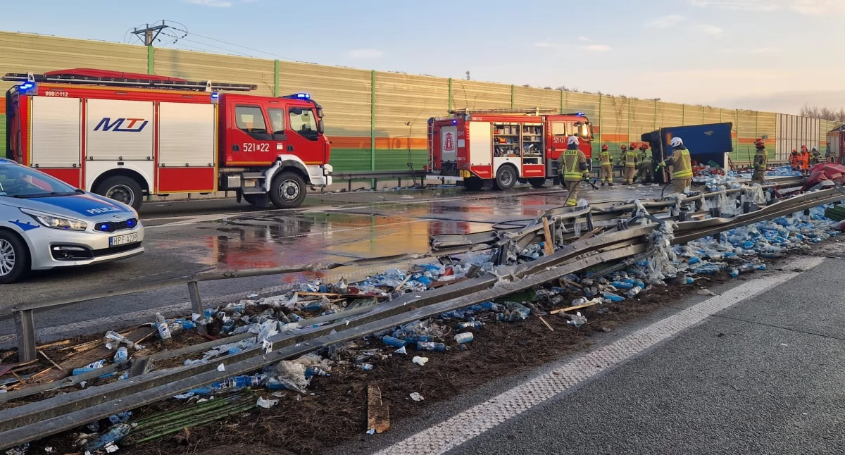 Zdjęcie z miejsca kolizji samochodu ciężarowego na S8 w Rawie Mazowieckiej/fot.: Policja Województwa Łódzkiego