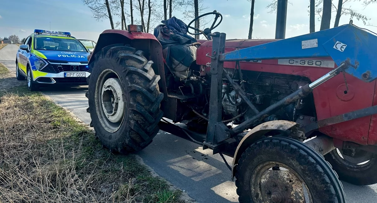 Na zdjęciu ciągnik, którym poruszał się pijany 48-latek / Fot. KPP Łask