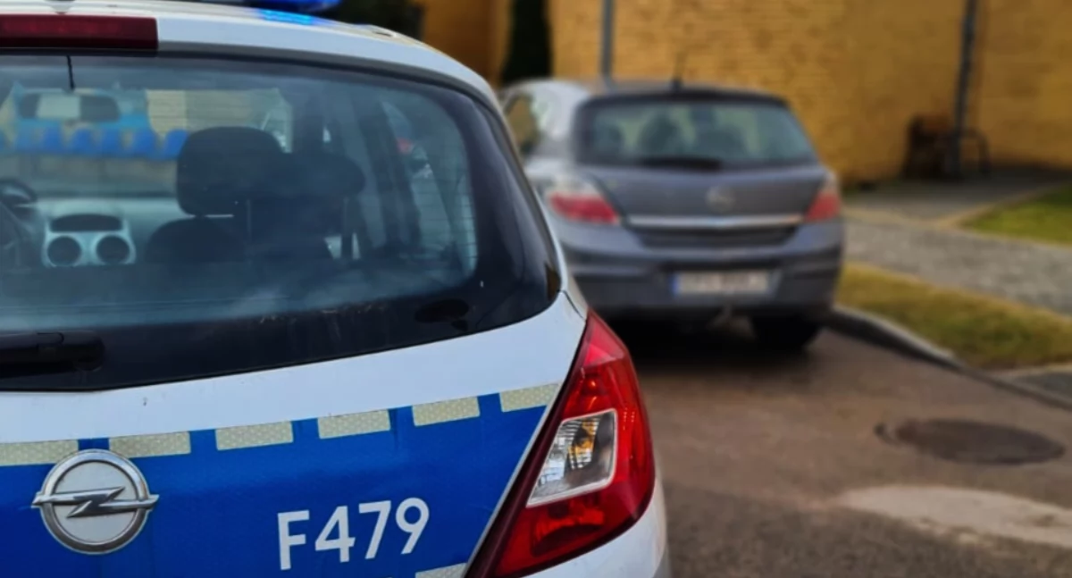 Policjanci z Radomska eskortowali pojazd, w którym była 30-letnia kobieta, która wymagała pilnej pomocy lekarskiej / Fot. KPP Radomsko