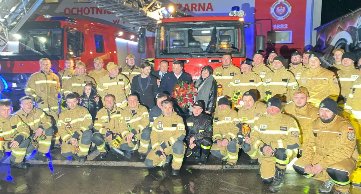 Zdjęcie z powitania pojazdu specjalnego z drabiną hydrauliczną w OSP w Praszce/fot.: Iwona Augustyniak