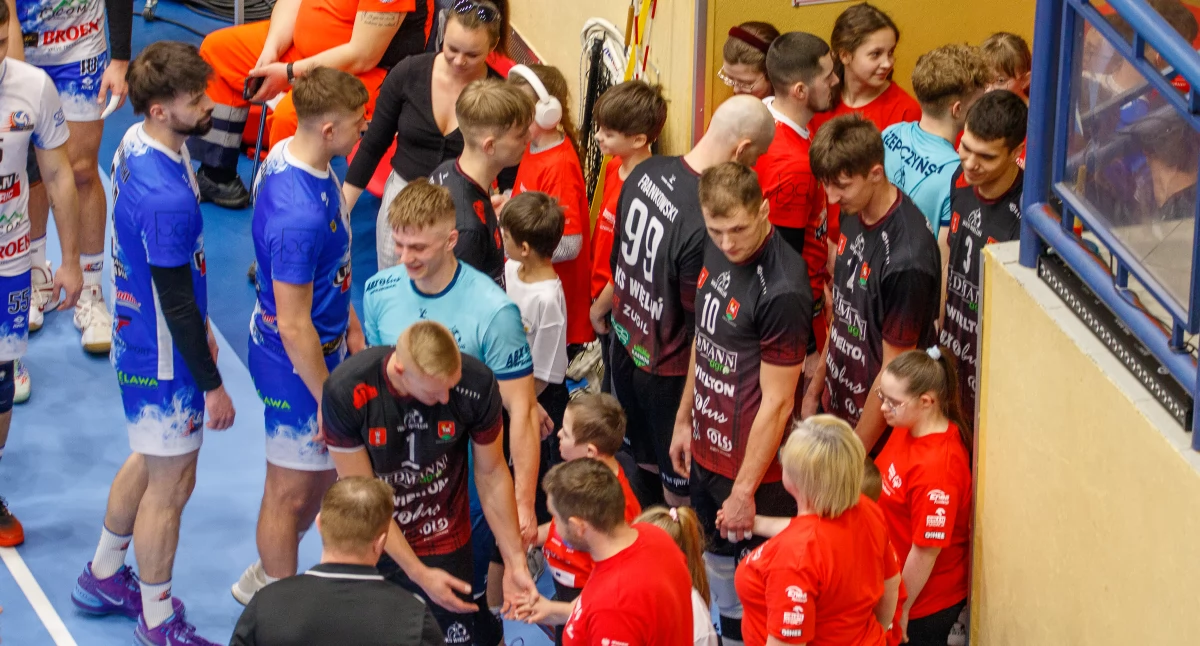 Na zdjęciu siatkarze WKS-u Wieluń z wyjątkowym wsparciem w osobach zawodników z klubu Olimpiad Specjalnych z Zespołu Szkół Specjalnych w Wieluniu/fot. Tomasz Matusiak (wszystkie)