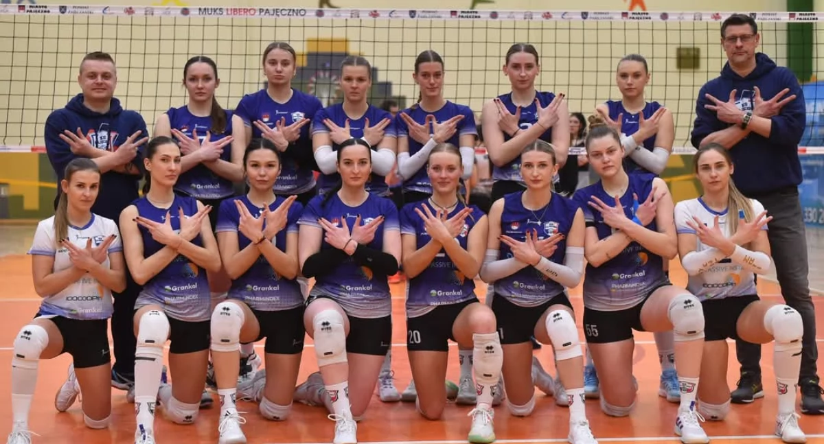 Na zdjęciu siatkarki Klubu Sportowego Pajęczno razem z trenerami: Pawłem Kocotem (od lewej) oraz Andrzejem Stelmachem (od prawej)/fot. KS Pajęczno 