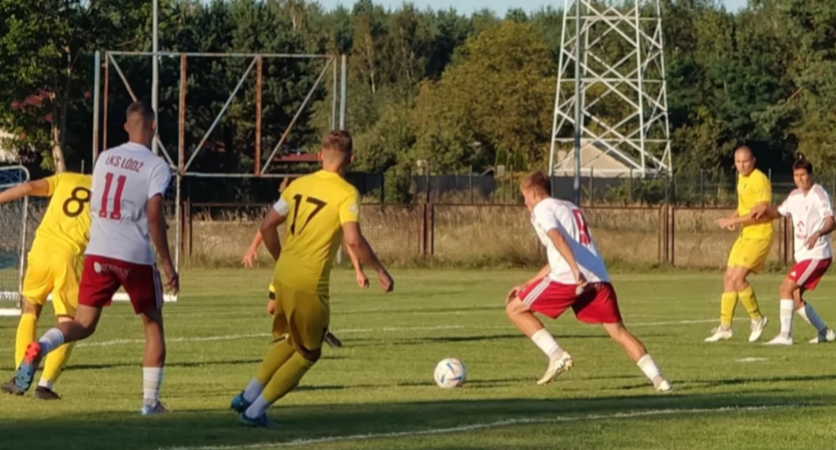 Na zdjęciu piłkarze Warty Działoszyn (w żółtych strojach)/fot. Łukasz Płuciennik 