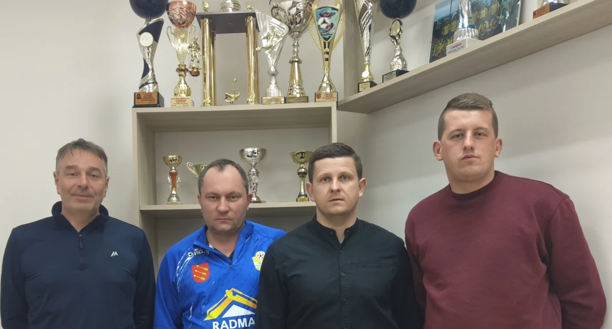 Na zdjęciu zarząd klubu od lewej: wiceprezes Robert Zięba, kierownik klubu Artur Hazler, prezes Sebastian Chodak oraz trener Robert Krzypkowski/fot. Łukasz Płuciennik, GLKS Strzelce Wielkie 