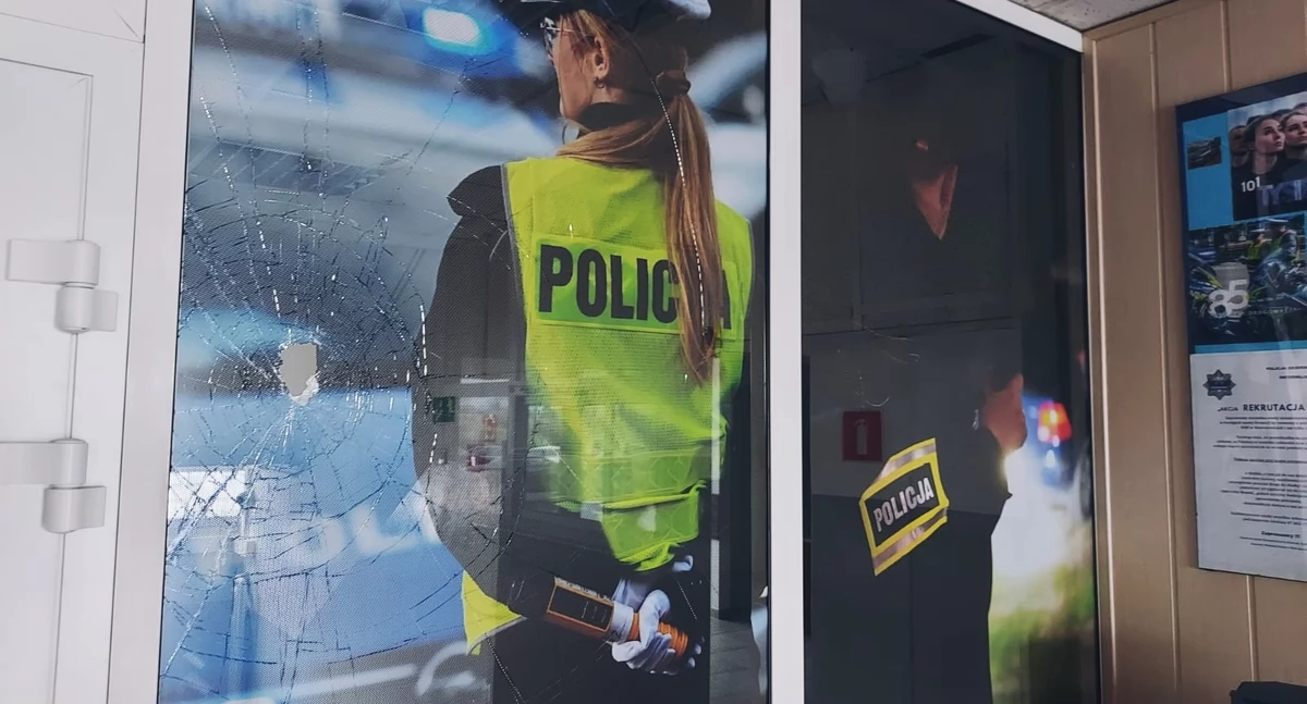 Na zdjęciu uszkodzona szyba w skierniewickiej komendzie / Fot. KPP Skierniewice