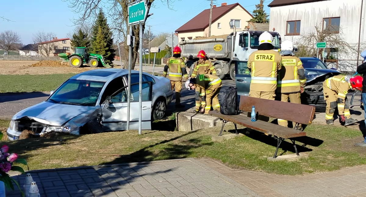 Na zdjęciu służby w akcji - kolizja w Józefowie, gm. Pątnów/fot.: Joanna Major