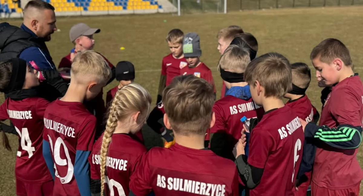 Na zdjęciu młodzi piłkarze Akademii Sportu Sulmierzyce/fot. Gmina Sulmierzyce 