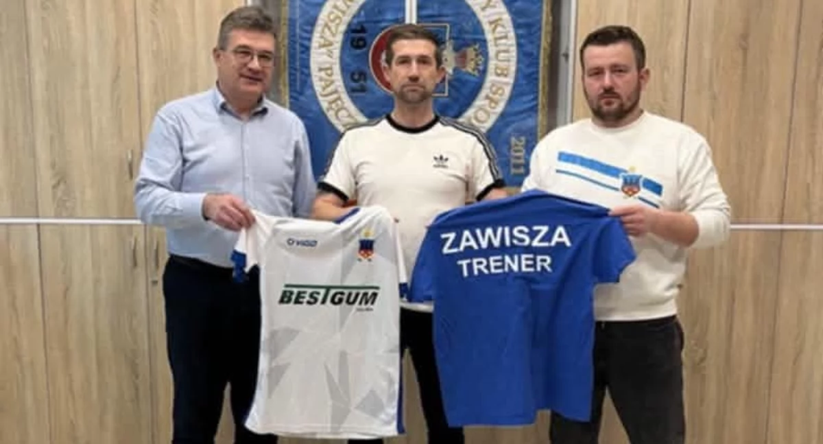 Na zdjęciu trener Zawiszy Pajęczno, Mateusz Łuczak (w środku), w towarzystwie burmistrza Pajęczna, Dariusza Tokarskiego (z lewej) i prezesa Zawiszy Pajęczno, Michała Sondy (z prawej)/fot. Zawisza Pajęczno 