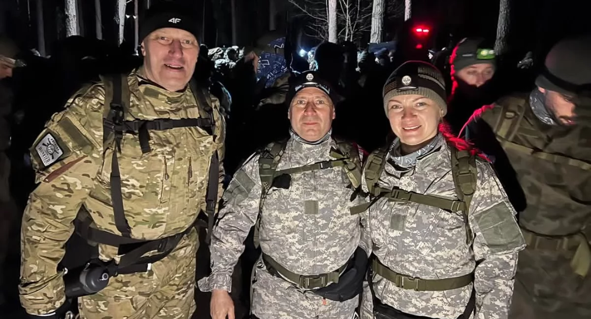 Na zdjęciu od lewej - Robert Kaja, Tomasz Keller oraz Izabela Keller, reprezentacji Stowarzyszenia Wieluń Biega podczas IX Setki Komandosa w Lublińcu/fot. archiwum prywatne Tomasz Keller, Robert Kaja 