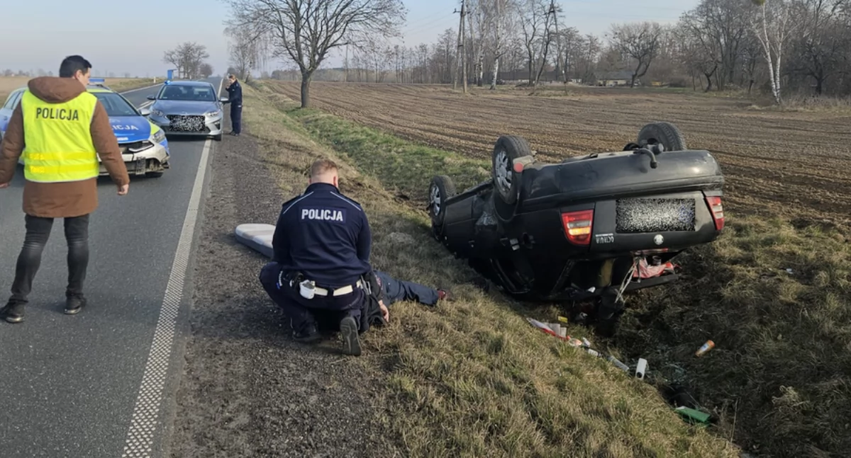 Na zdjęciu miejsce dachowania skody, którą uciekał 72-letni mężczyzna / Fot. KPP Sieradz 