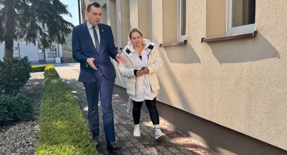 Na zdjęciu wójt gminy Siemkowice pokazuje reporterce portalu kulisy.net, gdzie będzie podjazd dla niepełnosprawnych/fot.: Sławomir Rajch