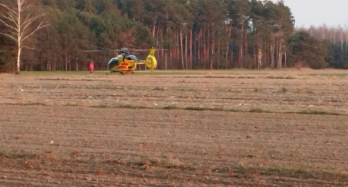 Na zdjęciu helikopter Lotniczego Pogotowia Ratunkowego, który został wysłany na miejsce wypadku / Fot. Facebook / OSP Glinno