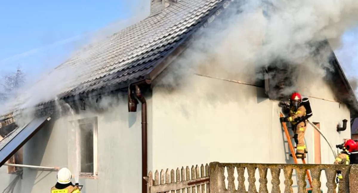 Na zdjęciu akcja ratowniczo -gaśnicza przy pożarze domu w Zielęcinie, gmina Rząśnia/fot.: archiwum prywatne