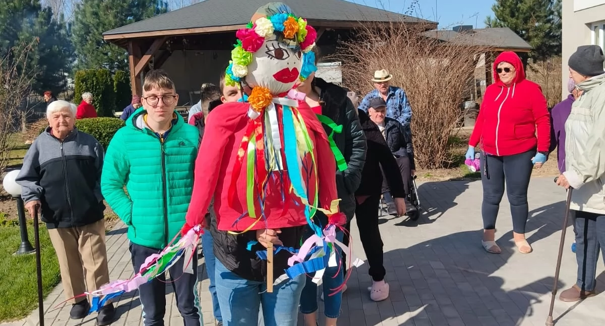 Zdjęcia z powitania wiosny przez pensjonariuszy z Domu Seniora w Wieluniu i uczniów ze SOSW w Gromadzicach / fot.: SOSW w Gromadzicach