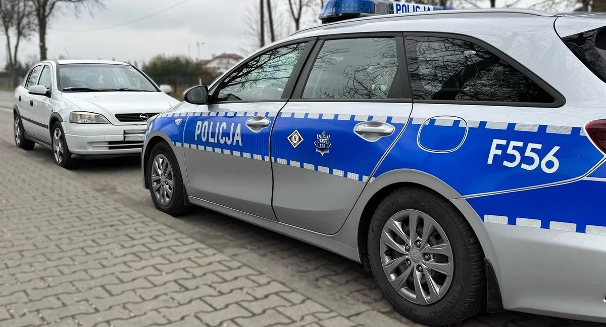 Na zdjęciu opel, którym jechał pijany 47-latek / Fot. KPP Łask