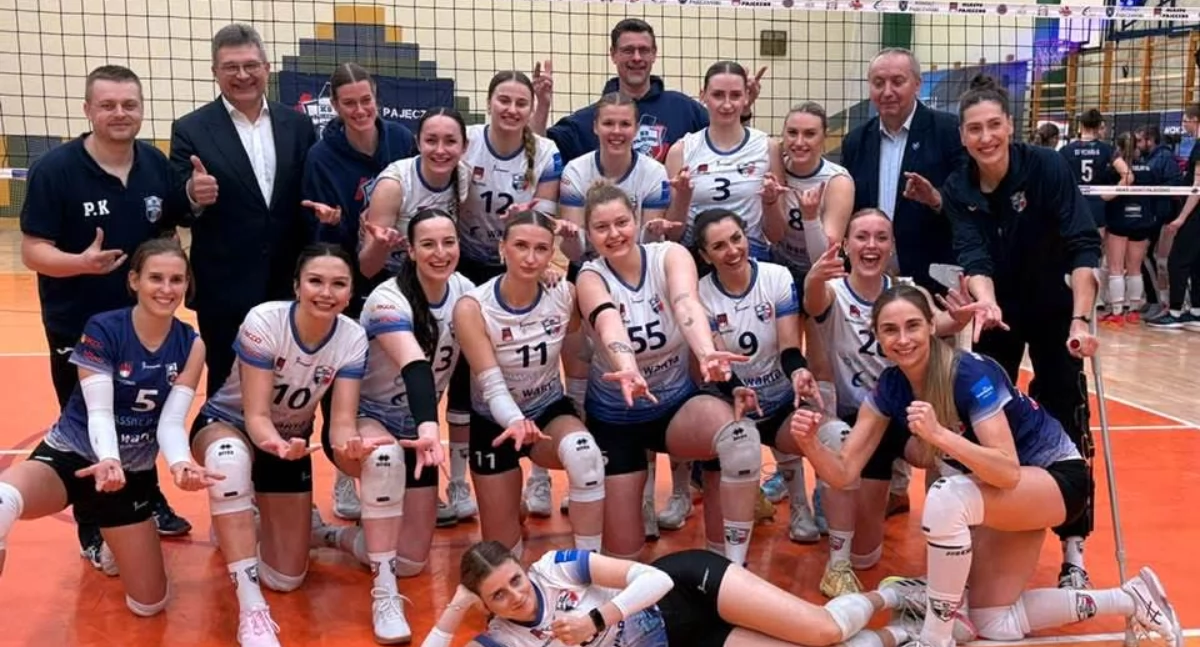 Na zdjęciu siatkarki Klubu Sportowego Pajęczno wraz z trenerami, Andrzejem Stelmachem, Pawłem Kocotem, a także burmistrzem Pajęczna Dariuszem Tokarskim oraz starostą powiatu pajęczańskiego Pawłem Sikorą/fot. Facebook Dariusz Tokarski 