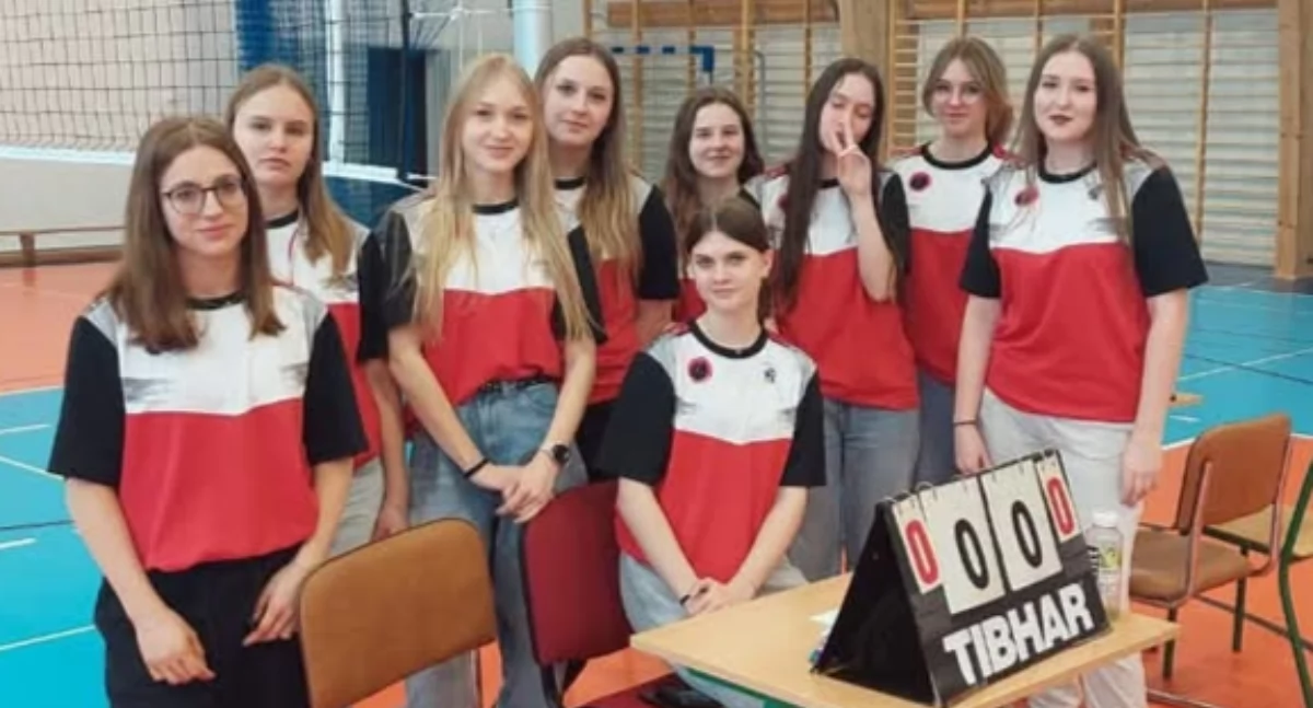 Na zdjęciu uczennice Zespołu Szkół nr 1 w Wieluniu, które pomagały przy organizacji turnieju/fot. Szkolny Klub Sportowy „Aktywni ZS 1