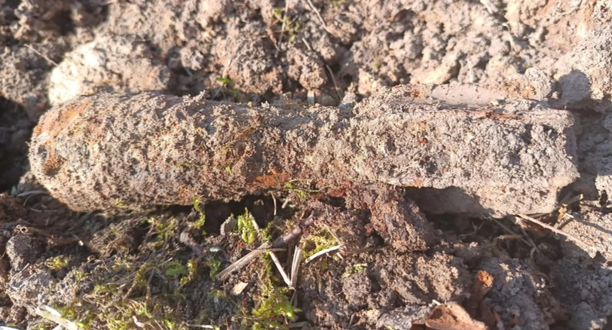 Na zdjęciu niebezpieczne znalezisko w powiecie wieluńskim: niewybuch z czasów II wojny światowej w Wierzchlesie / fot.: KPP w Wieluniu