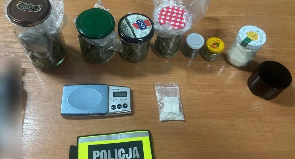 Na zdjęciu znalezione substancje oraz urządzenia przy 24-letnim mężczyźnie / Fot. KPP Wieruszów