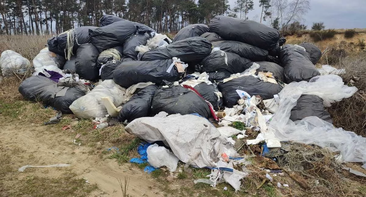 Na zdjęciu wyrzucone odpady przez 20-letniego mężczyznę / Fot. KPP Kępno