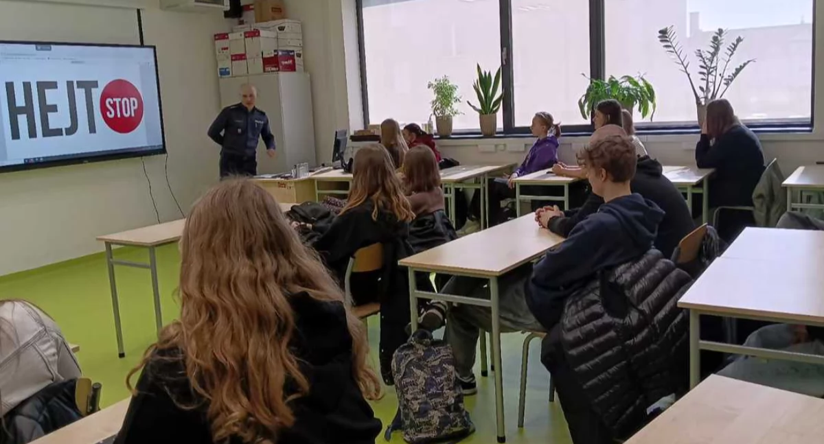 Na zdjęciu fragment spotkania z uczniami w szkole w Wieruszowie / Fot. KPP Wieruszów