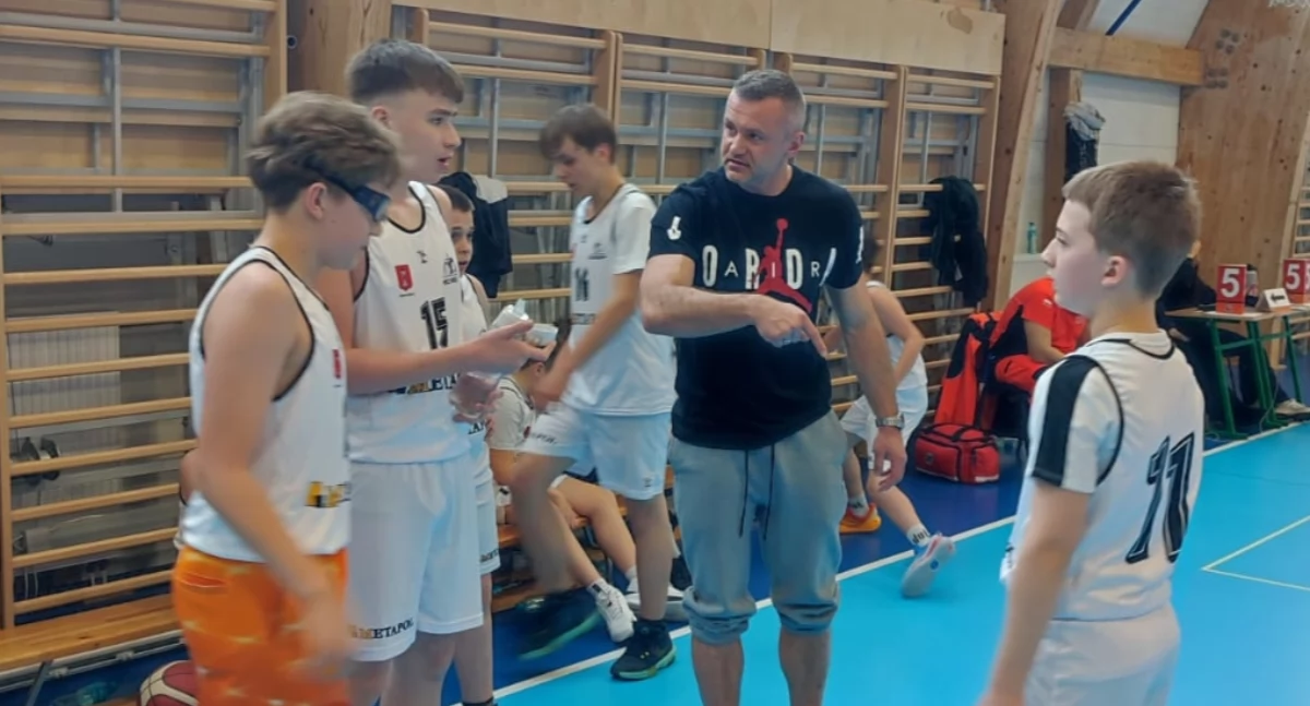 Na zdjęciu koszykarze WKS-u Metapol Wieluń wraz z trenerem Mateuszem Łebkiem/fot. Radosław Urbaniak (wszystkie)
