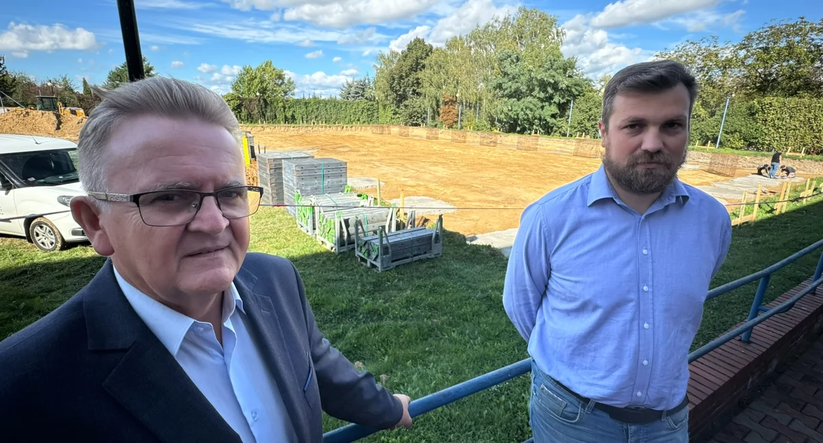 Na zdjęciu: dyrektor Zbigniew Wiśniewski i wicestarosta Krzysztof Dziuba przy projekcie nowej hali sportowej / fot.: Sławomir Rajch