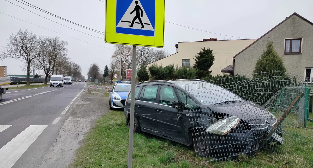 Na zdjęciu skutki zderzenia samochodu dostawczego z osobowym w Dylowie Rządowym, na skrzyżowaniu z DK42 / fot.: Joanna Major