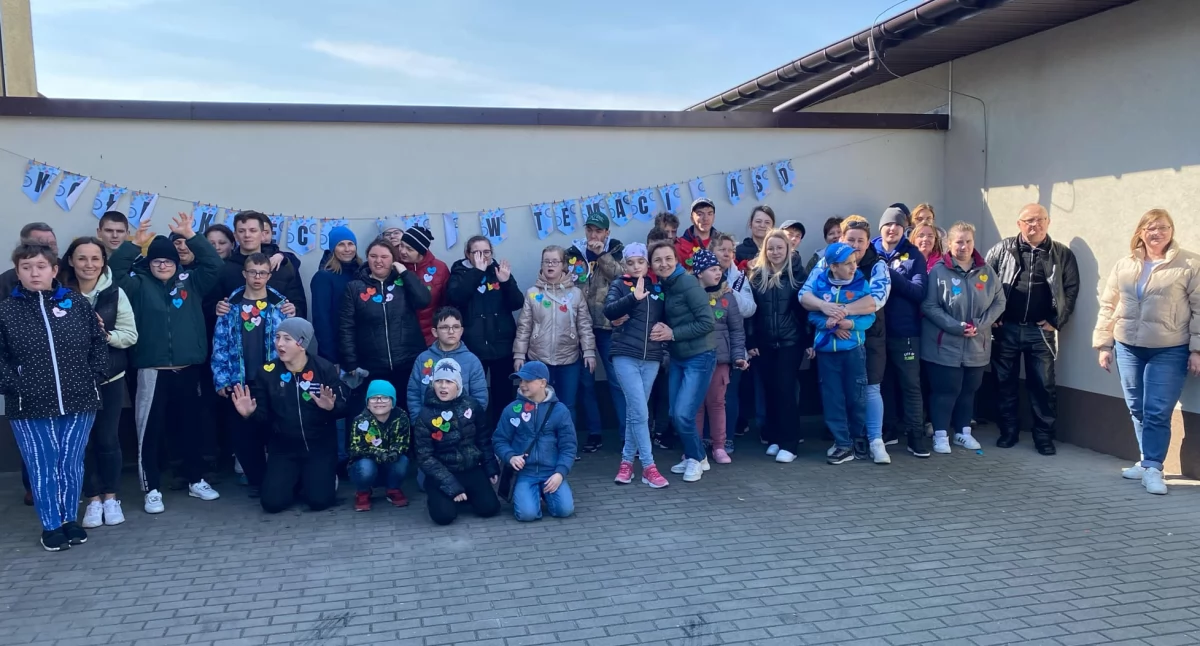 Na zdjęciu wychowankowie Specjalnego Ośrodka Szkolno-Wychowawczego w Gromadzicach wraz z opiekunami/ fot.: Iwona Augustyniak