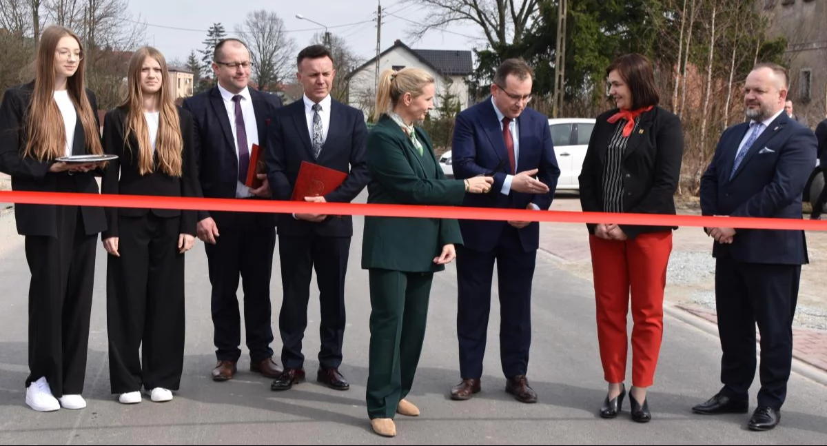 Na zdjęciu przedstawiciele władz szykują się do symbolicznego przecięcia wstęgi podczas oficjalnego otwarcia drogi powiatowej w Wiktorowie, gmina Biała / fot.: Elżbieta Mizak