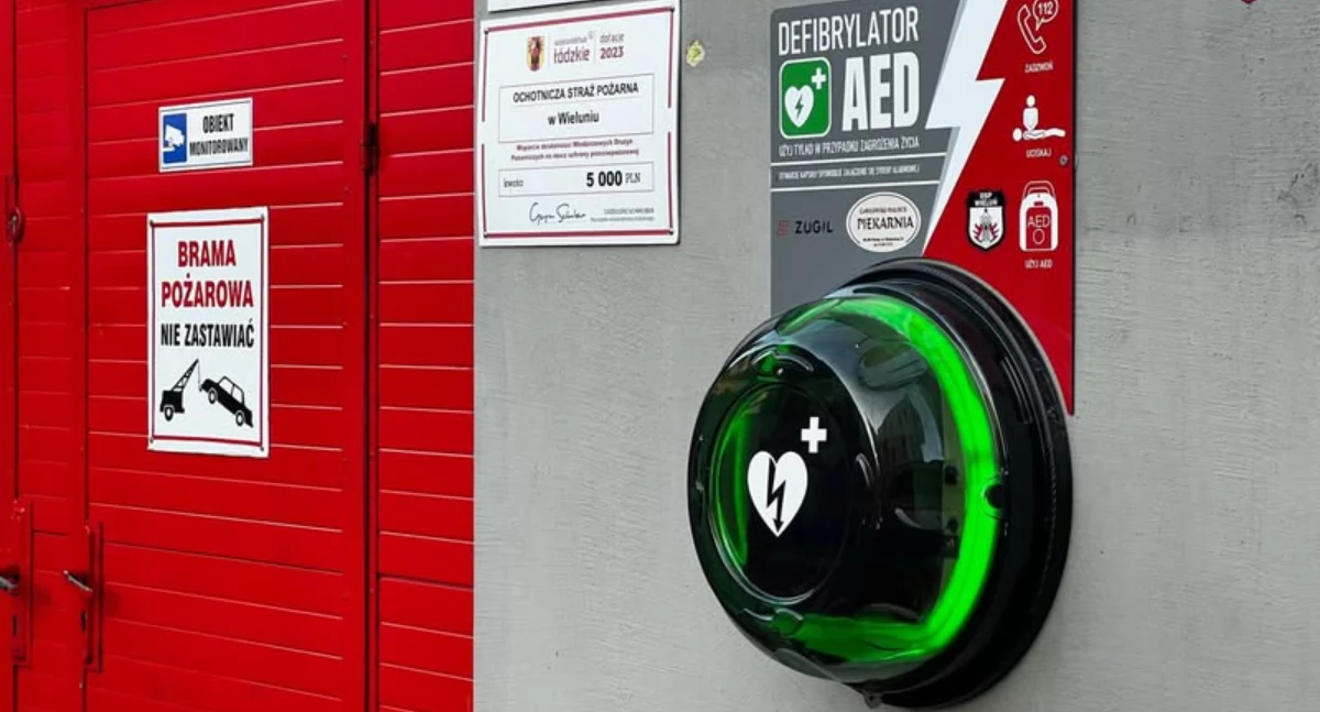 Na zdjęciu publicznie dostępny defibrylator AED spoczywa bezpiecznie w ogrzewanej kapsule na ścianie garażu OSP KSRG Wieluń / fot.: OSP KSRG Wieluń