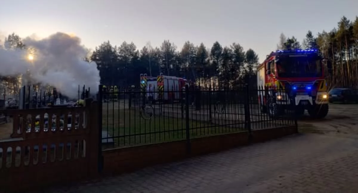Na zdjęciu śmietnik płonący na cmentarzu w Krzeczowie / fot.: OSP KSRG Kraszkowice
