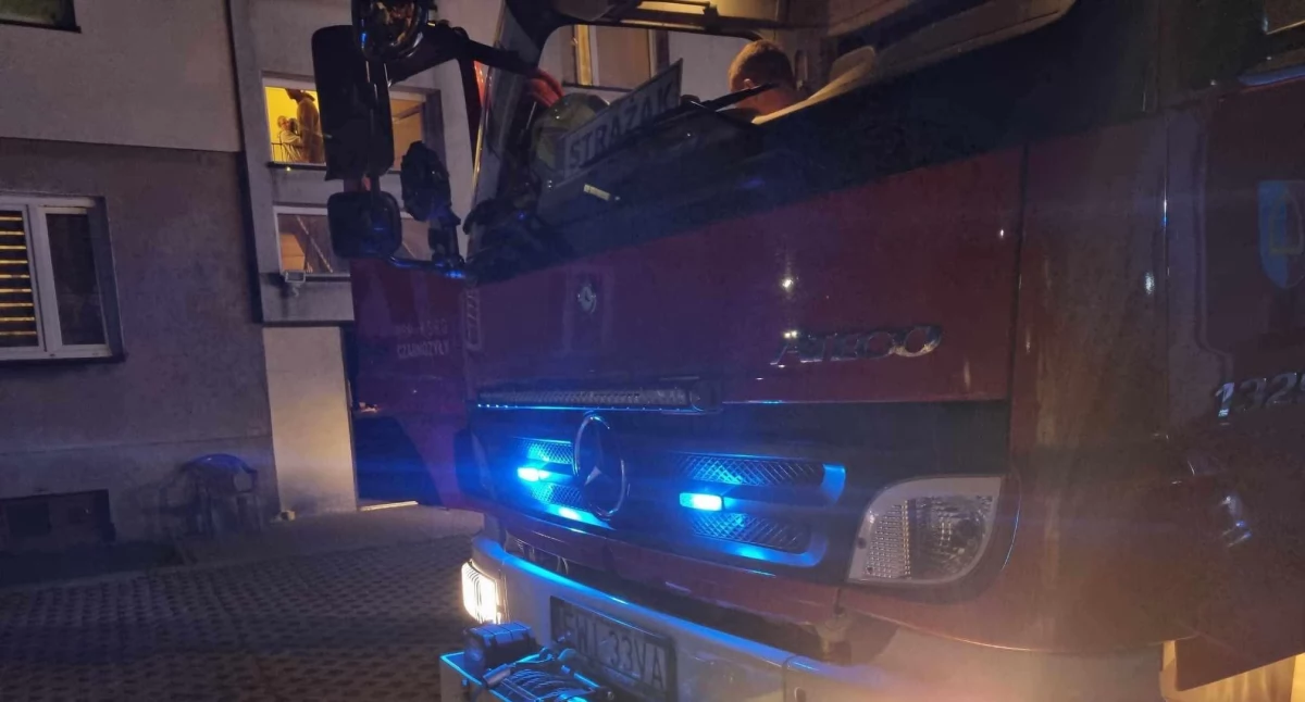 Na zdjęciu interwencja straży pożarnej w Czarnożyłach: Ulatniający się gaz w mieszkaniu w bloku / OSP Czarnożyły