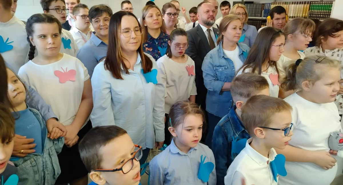 Zdjęcie z otwarcia wystawy Jesteśmy wśród Was w bibliotece powiatowej w Wieluniu / fot.: Joanna Major